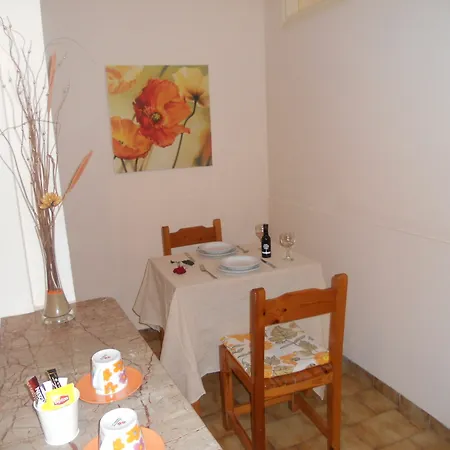 Elli Marina And ベニテス